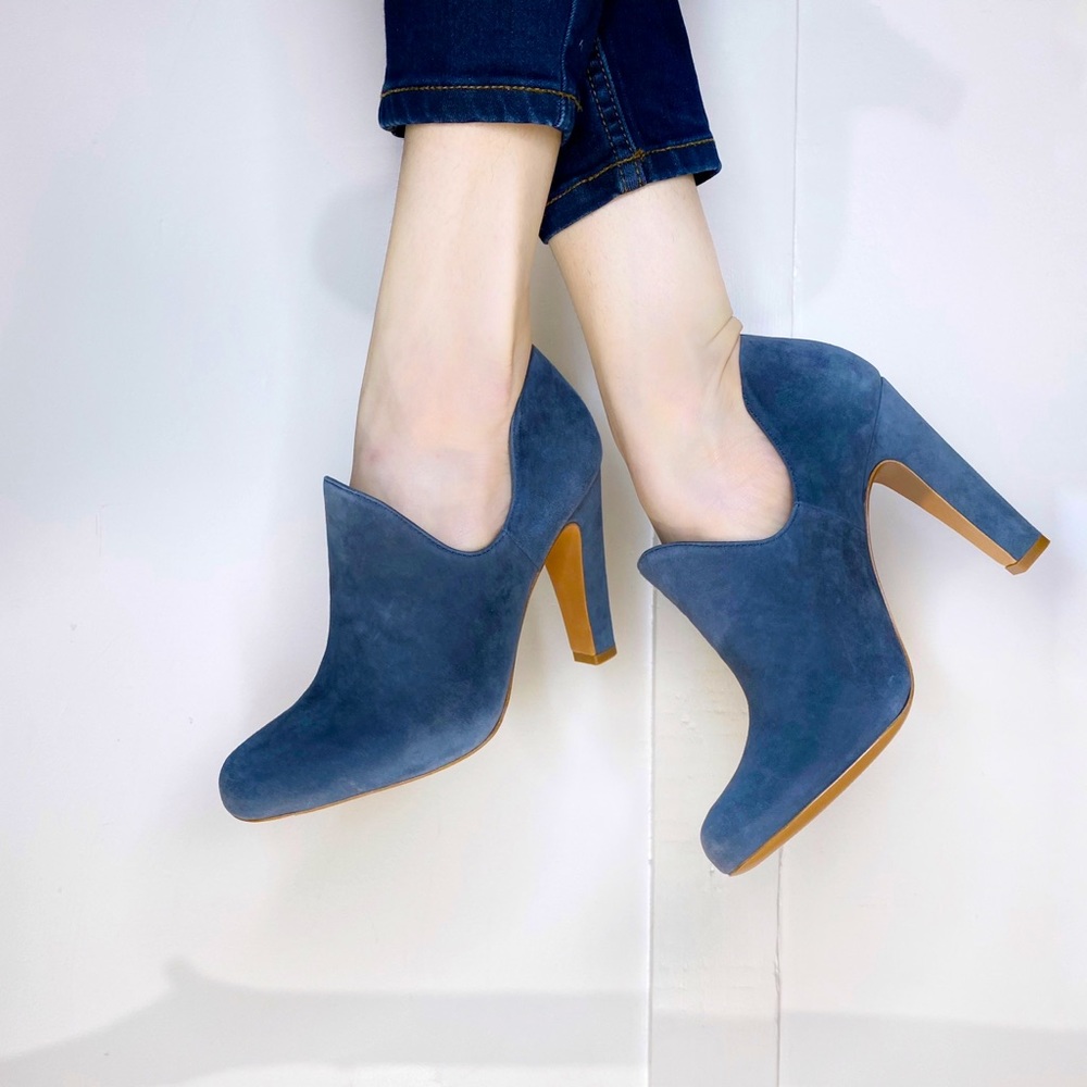 VC Signature Vince Camuto 8m Blue Suede Heels
